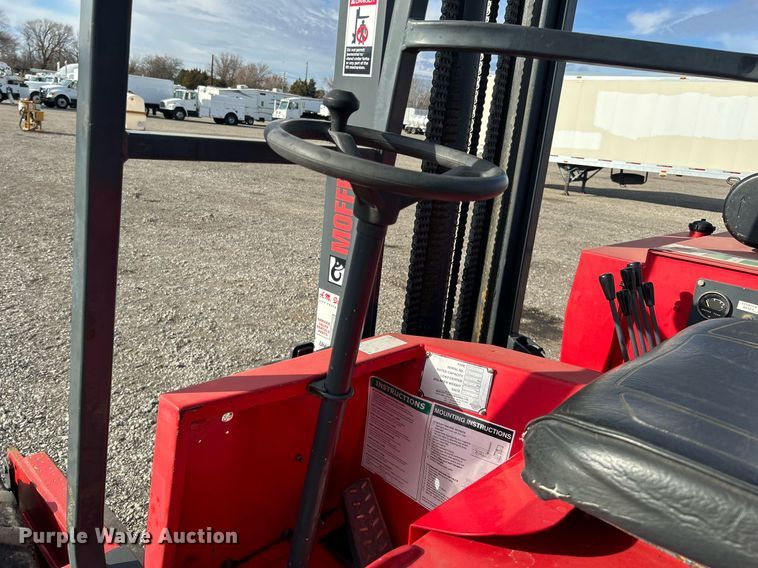 image for item OM9219 2002 Moffett M5500  forklift