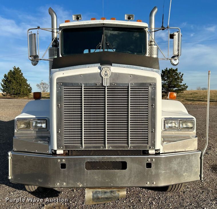 image for item OM9222 1996 Kenworth T800  rollback truck