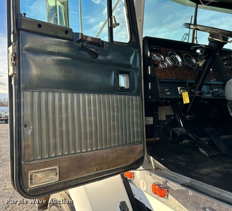 image for item OM9222 1996 Kenworth T800  rollback truck