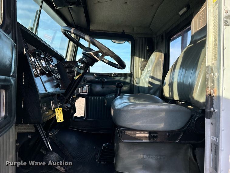 image for item OM9222 1996 Kenworth T800  rollback truck