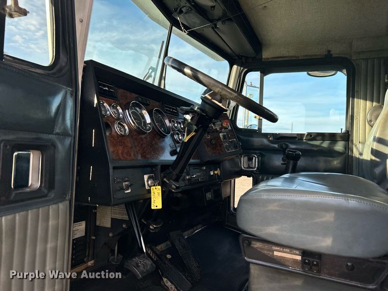 image for item OM9222 1996 Kenworth T800  rollback truck