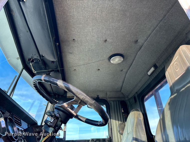 image for item OM9222 1996 Kenworth T800  rollback truck