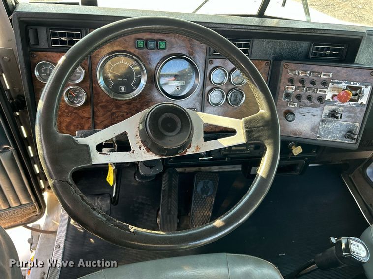 image for item OM9222 1996 Kenworth T800  rollback truck