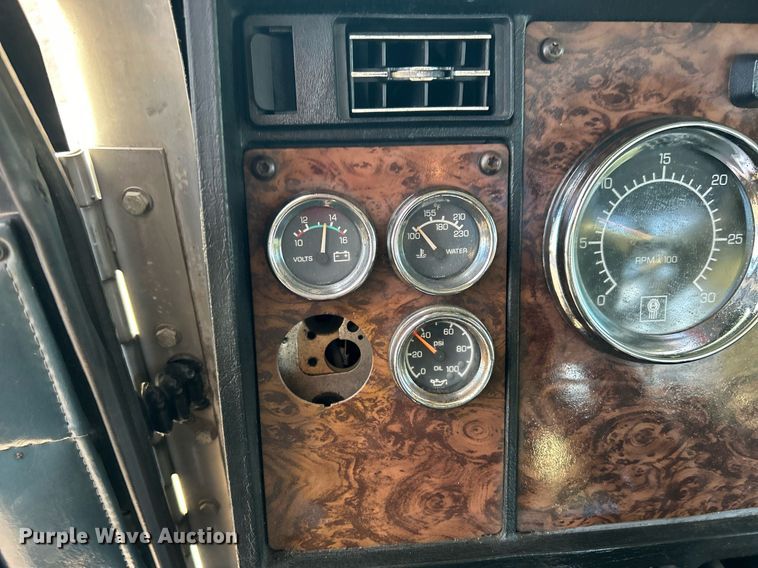 image for item OM9222 1996 Kenworth T800  rollback truck