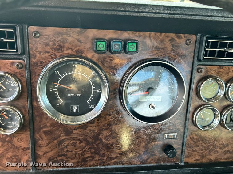 image for item OM9222 1996 Kenworth T800  rollback truck