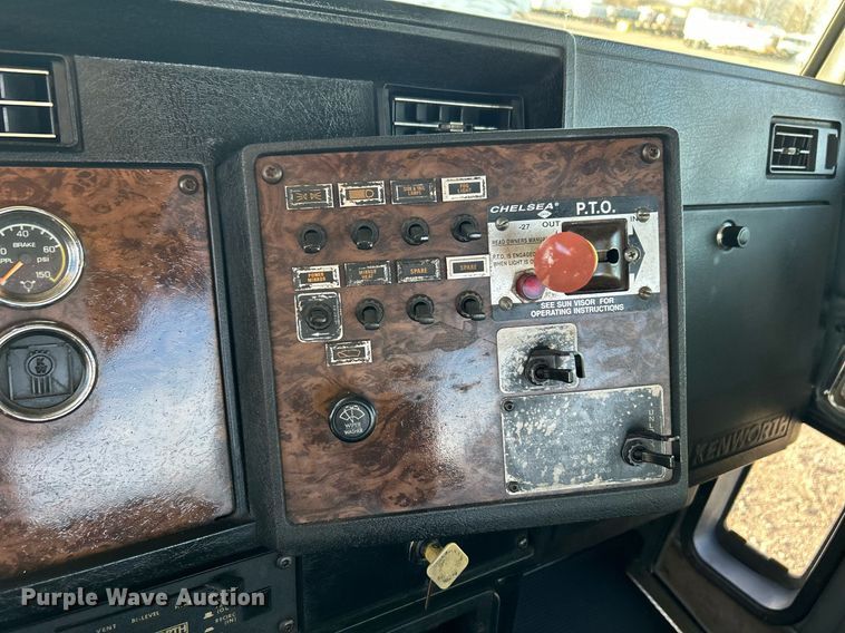 image for item OM9222 1996 Kenworth T800  rollback truck