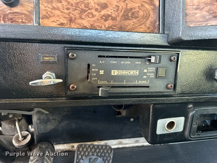 image for item OM9222 1996 Kenworth T800  rollback truck