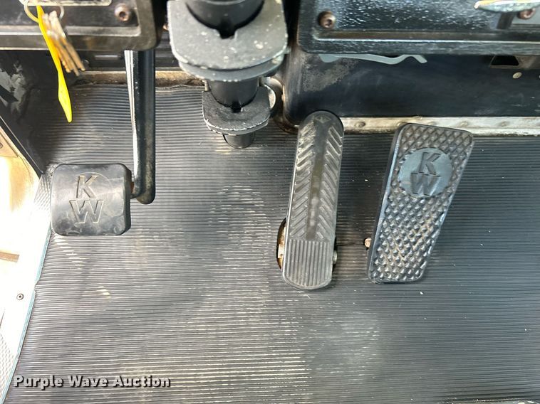 image for item OM9222 1996 Kenworth T800  rollback truck