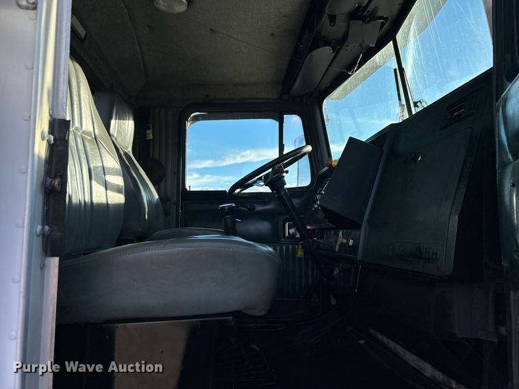 image for item OM9222 1996 Kenworth T800  rollback truck