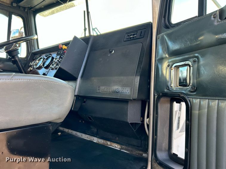 image for item OM9222 1996 Kenworth T800  rollback truck