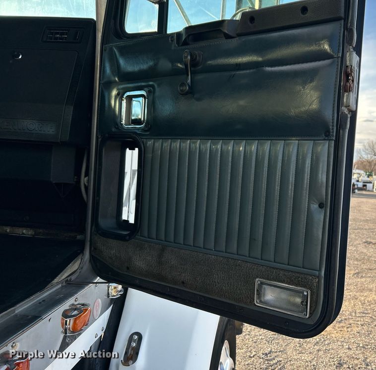 image for item OM9222 1996 Kenworth T800  rollback truck