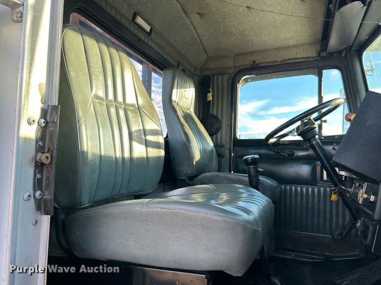 image for item OM9222 1996 Kenworth T800  rollback truck