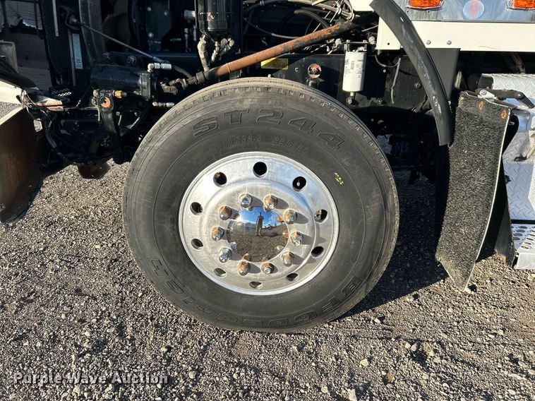 image for item OM9222 1996 Kenworth T800  rollback truck