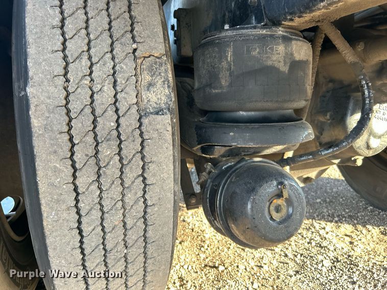 image for item OM9222 1996 Kenworth T800  rollback truck