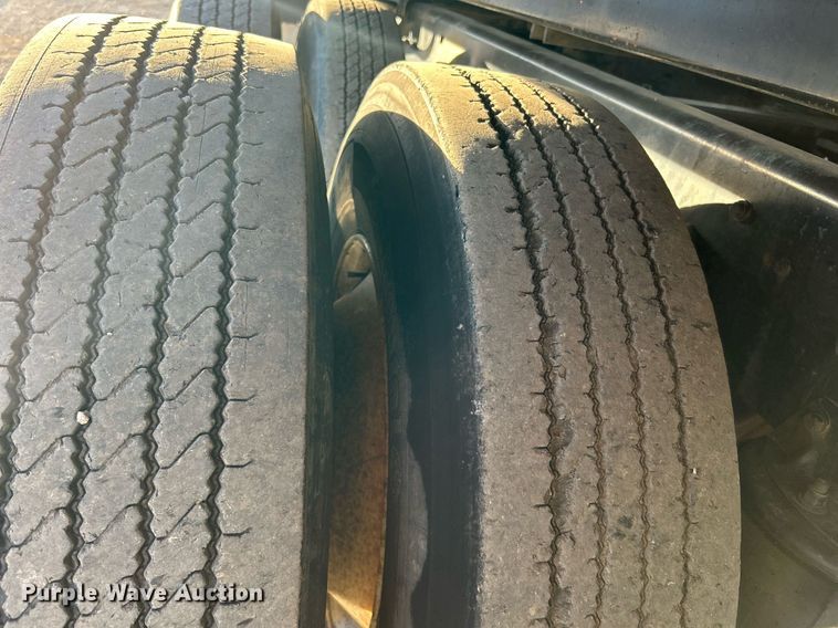 image for item OM9222 1996 Kenworth T800  rollback truck