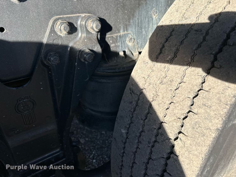 image for item OM9222 1996 Kenworth T800  rollback truck