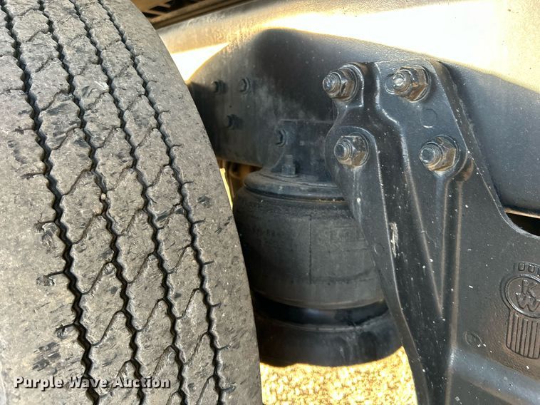 image for item OM9222 1996 Kenworth T800  rollback truck