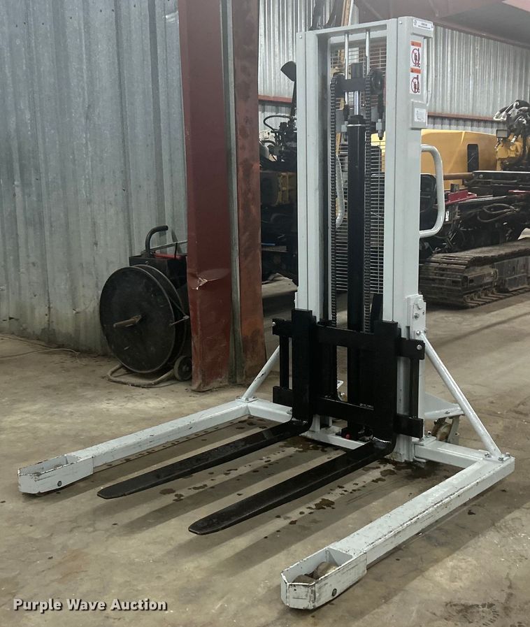 image for item OM9228 Strongway SDJSA 1000  pallet jack