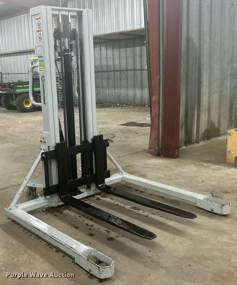 image for item OM9228 Strongway SDJSA 1000  pallet jack