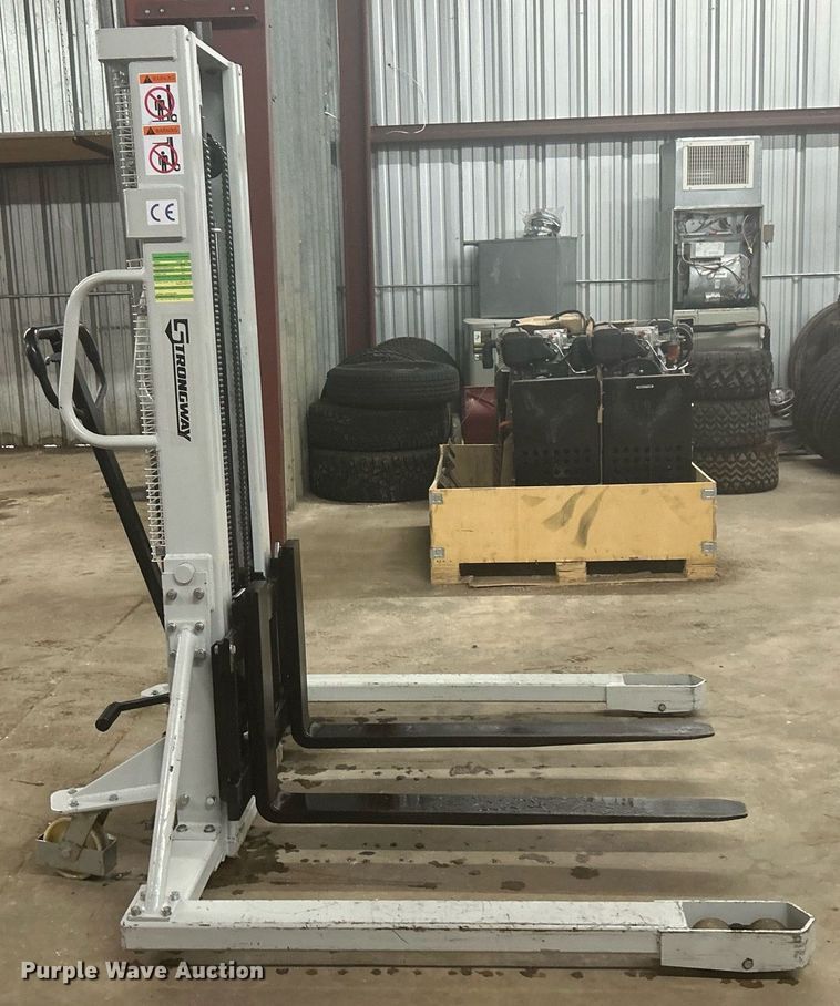 image for item OM9228 Strongway SDJSA 1000  pallet jack