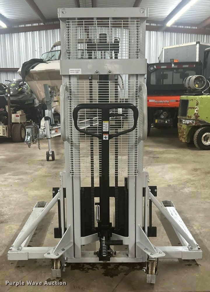 image for item OM9228 Strongway SDJSA 1000  pallet jack