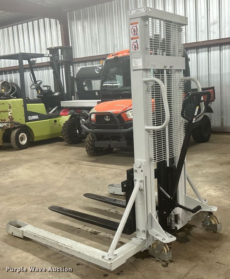 image for item OM9228 Strongway SDJSA 1000  pallet jack