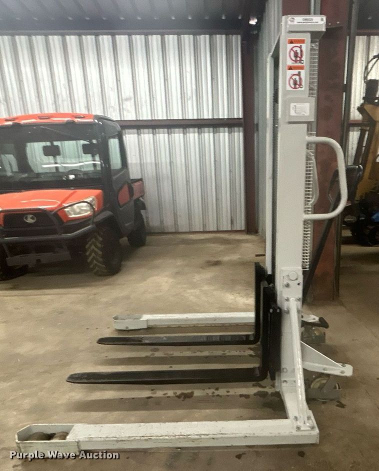 image for item OM9228 Strongway SDJSA 1000  pallet jack