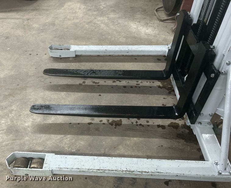 image for item OM9228 Strongway SDJSA 1000  pallet jack