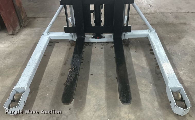 image for item OM9228 Strongway SDJSA 1000  pallet jack