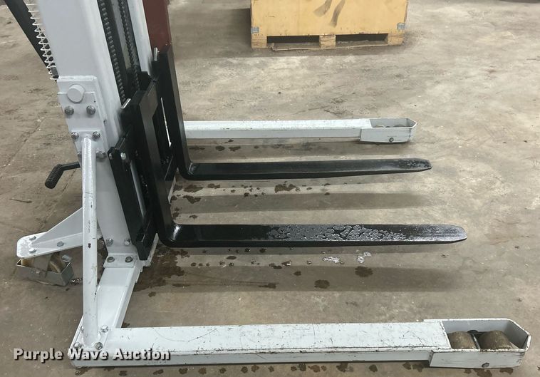 image for item OM9228 Strongway SDJSA 1000  pallet jack