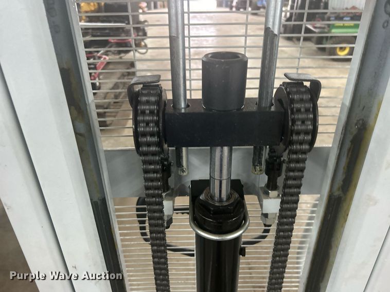 image for item OM9228 Strongway SDJSA 1000  pallet jack