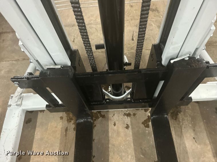 image for item OM9228 Strongway SDJSA 1000  pallet jack