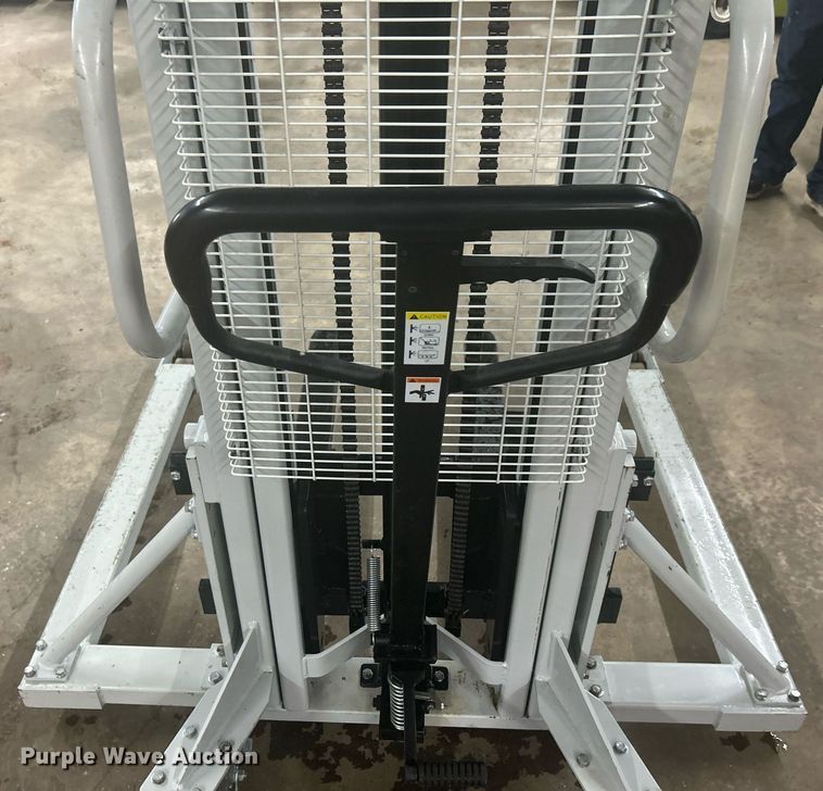 image for item OM9228 Strongway SDJSA 1000  pallet jack