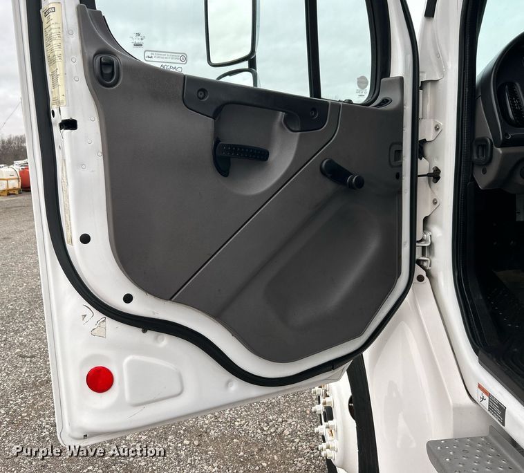 image for item OM9229 2013 Freightliner M2 Business Class  box truck