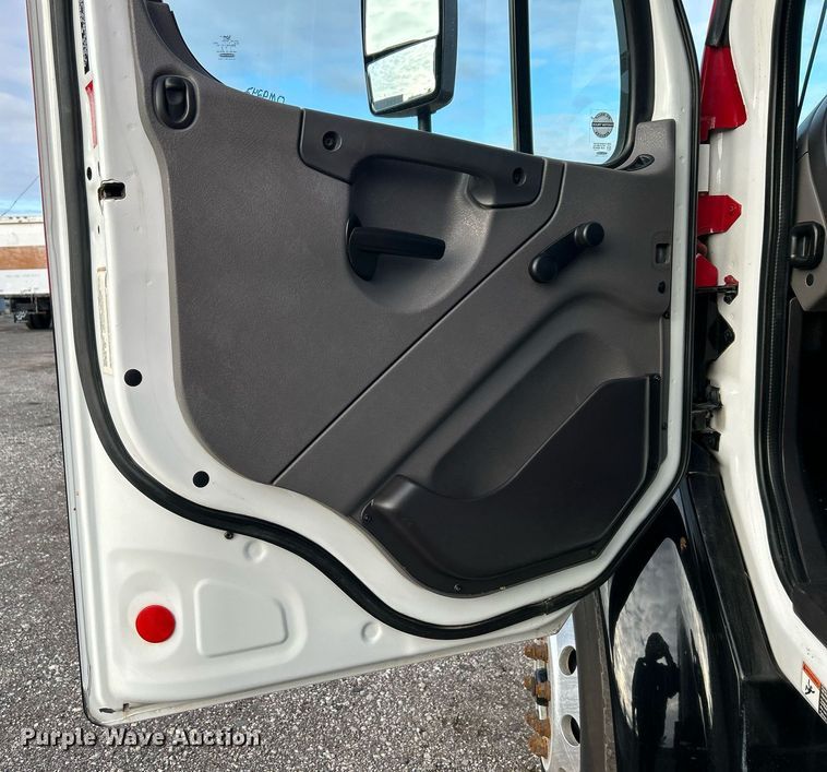 image for item OM9242 2018 Freightliner M2  shuttle bus