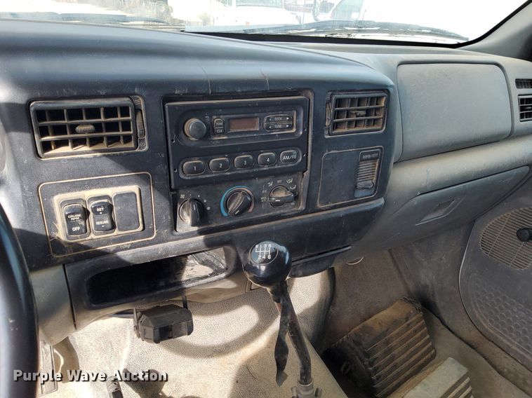 image for item DJ0839 2002 Ford F650 Super Duty XL  dump truck