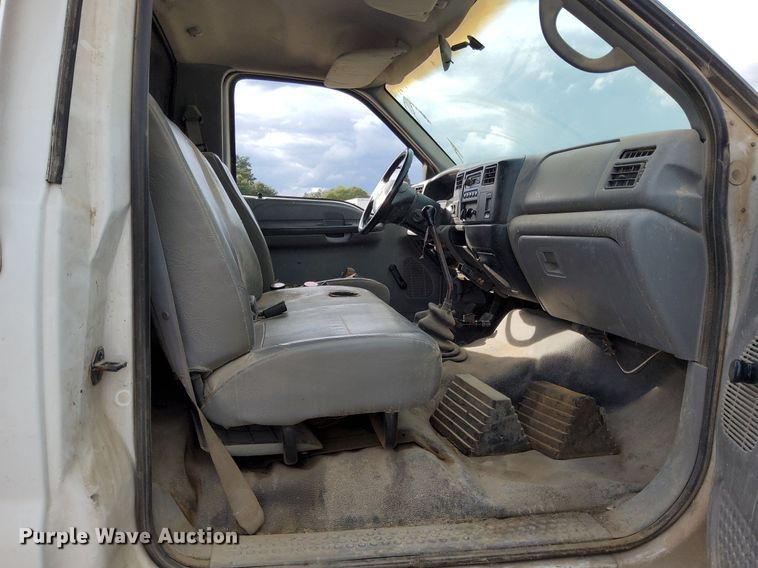 image for item DJ0839 2002 Ford F650 Super Duty XL  dump truck