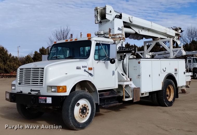 image for item DK8955 2000 International 4700  digger derrick truck