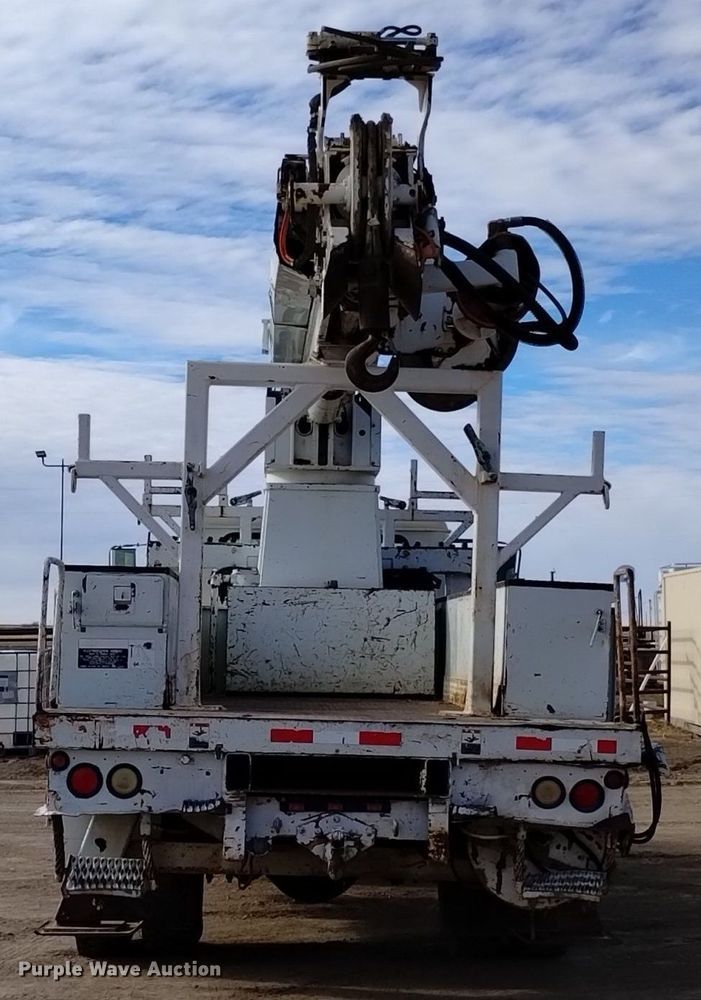 image for item DK8955 2000 International 4700  digger derrick truck