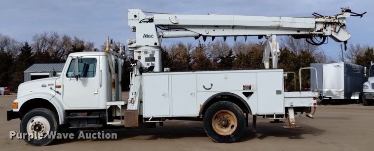 image for item DK8955 2000 International 4700  digger derrick truck