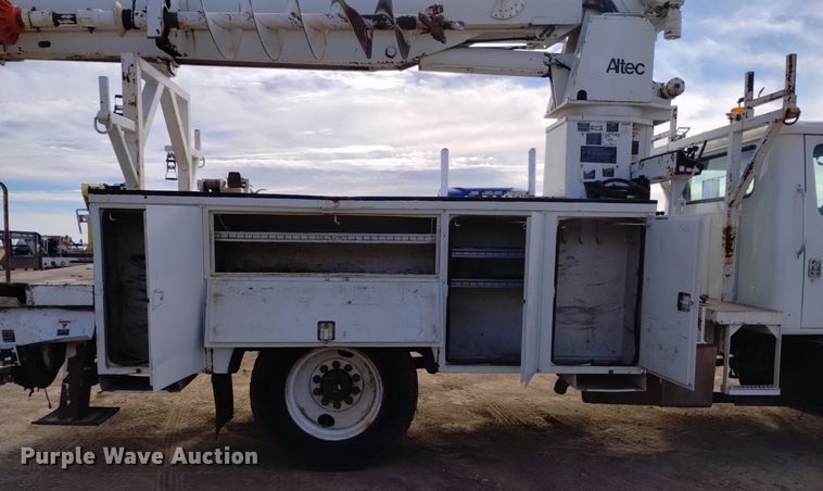 image for item DK8955 2000 International 4700  digger derrick truck