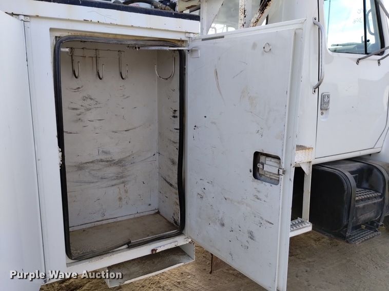 image for item DK8955 2000 International 4700  digger derrick truck