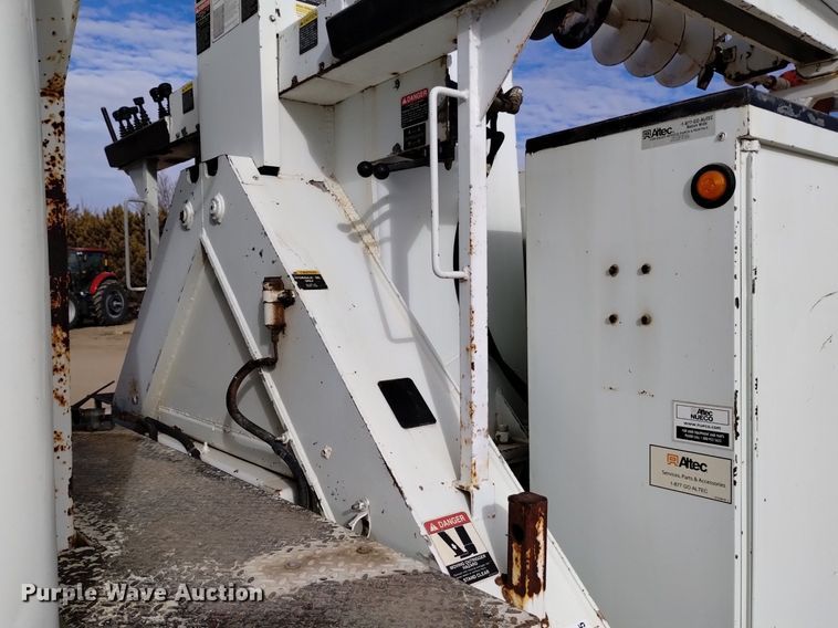 image for item DK8955 2000 International 4700  digger derrick truck