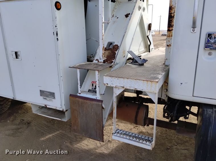 image for item DK8955 2000 International 4700  digger derrick truck