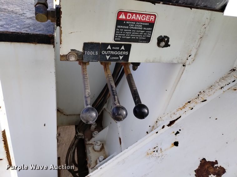 image for item DK8955 2000 International 4700  digger derrick truck