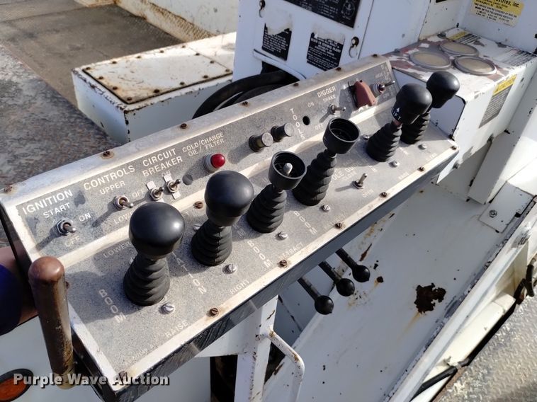 image for item DK8955 2000 International 4700  digger derrick truck