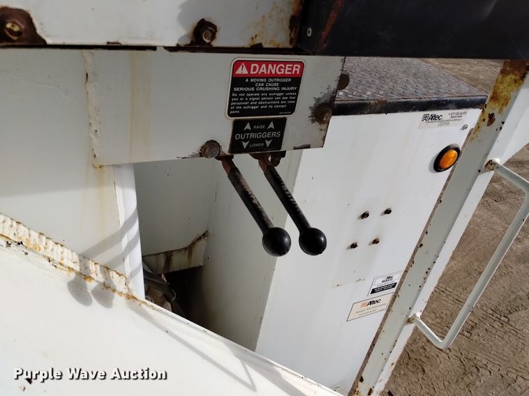 image for item DK8955 2000 International 4700  digger derrick truck