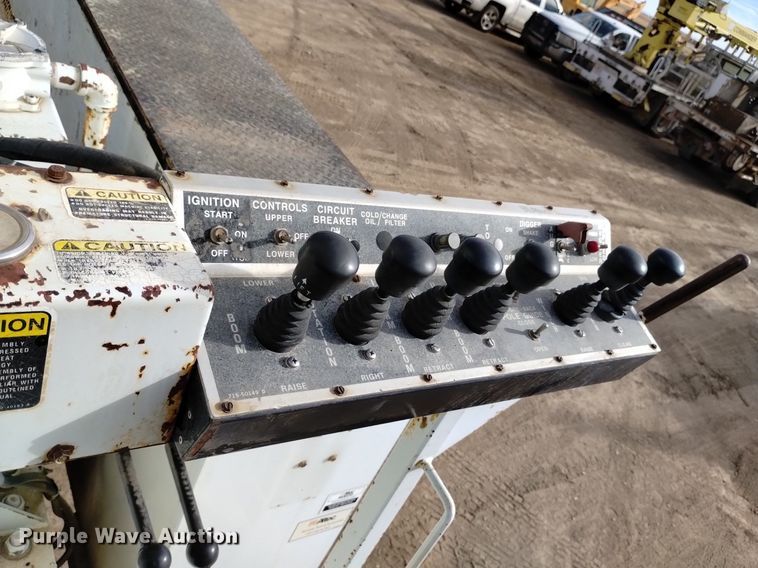 image for item DK8955 2000 International 4700  digger derrick truck