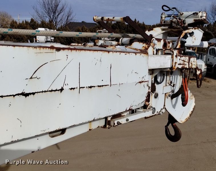 image for item DK8955 2000 International 4700  digger derrick truck