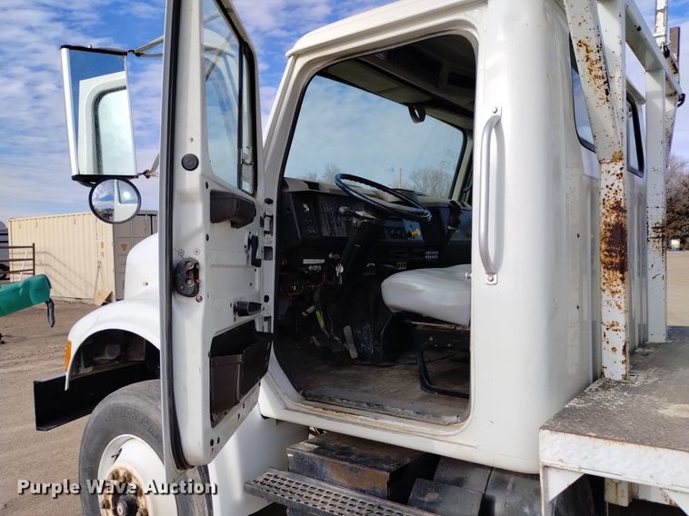 image for item DK8955 2000 International 4700  digger derrick truck